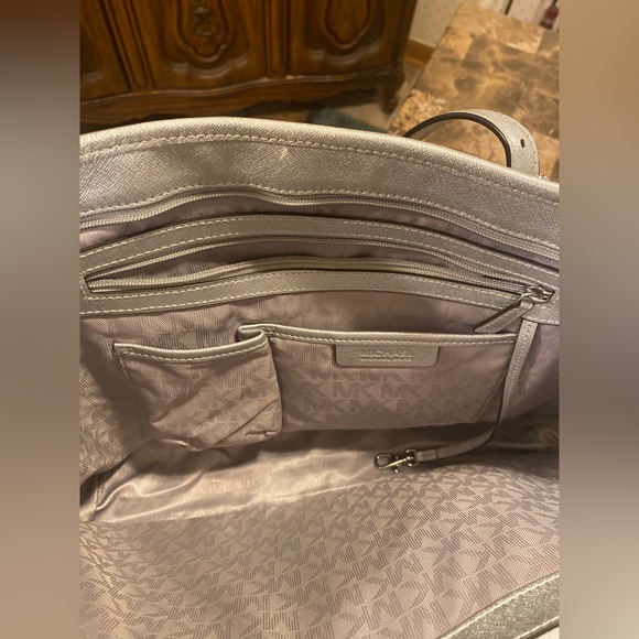 Michael Kors~Michael by Michael Kors Metallic Silver Leather Jet Set Traveler XL - Picture 9 of 17